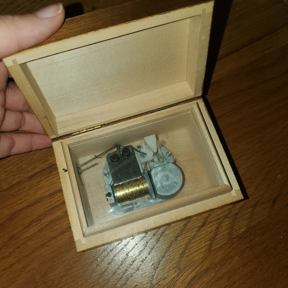 Reuge Swiss Musical Movement Fiddler Boy Music Box - Picture 6 of 6